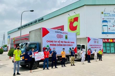 Cán bộ và nhân viên đại siêu thị GO!, Big C tại Bắc Giang thể hiện quyết tâm chung tay cùng địa phương chống dịch Covid-19. (Ảnh: Central Retail cung cấp)