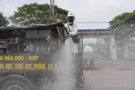 Chiều 6-5, Binh chủng Hóa học - Trung tâm ứng cứu sự cố hóa học (Bộ Quốc phòng), Bộ Tư lệnh Thủ đô tiến hành phun khử khuẩn, tiêu độc Bệnh viện Bệnh Nhiệt đới T.Ư cơ sở 2.