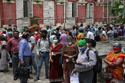 Người dân Ấn Độ trong lúc chờ tiêm vaccine ngừa Covid-19. (Ảnh: Reuters)