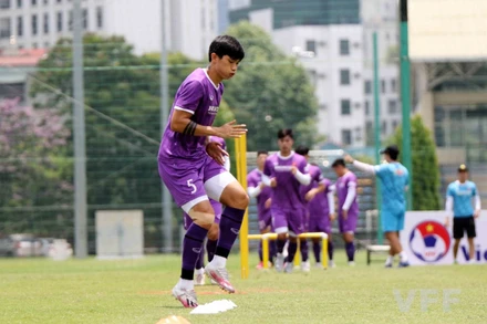 Đoàn Văn Hậu tập luyện cùng các đồng đội sáng ngày 15-5. (Ảnh: VFF)