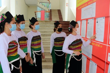 Cử tri xã Cẩm Lương, huyện Cẩm Thủy tìm hiểu về các ứng cử viên đại biểu Quốc hội, đại biểu HĐND các cấp.