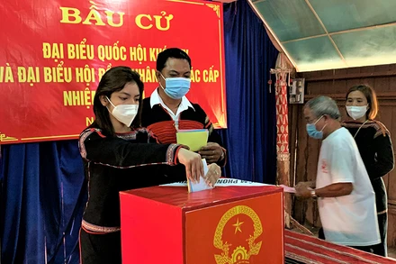 Đồng bào dân tộc thiểu số ở Đắk Lắk thực hiện quyền cử tri.