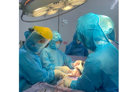 Bé trai chào đời khỏe mạnh. (Ảnh: Trung tâm y tế quận Sơn Trà cung cấp)