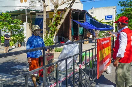 Người dân nhận túi hàng gia đình từ cán bộ chữ thập đỏ.