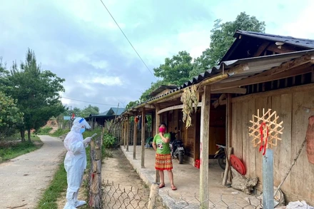 Lực lượng y tế Điện Biên tiến hành truy vết tại xã Si Pa Phìn, huyện Nậm Pồ.
