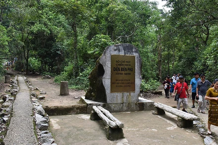 Sở chỉ huy chiến dịch Điện Biên Phủ ẩn mình trong khu rừng già dưới chân núi Pú Đồn thuộc xã Mường Phăng, cách thành phố Điện Biên Phủ gần 40 km. Đây là nơi Đại tướng Võ Nguyên Giáp cùng các đồng chí Bộ chỉ huy chiến dịch Điện Biên Phủ thường làm việc và nghỉ ngơi.