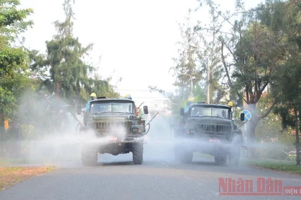 Phun khử khuẩn hơn 80.000m2 khu vực KCN An Đồn.