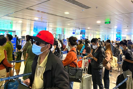 Hành khách xếp hàng làm thủ tục tại Cảng hàng không quốc tế Tân Sơn Nhất dịp lễ 30-4 vừa qua.