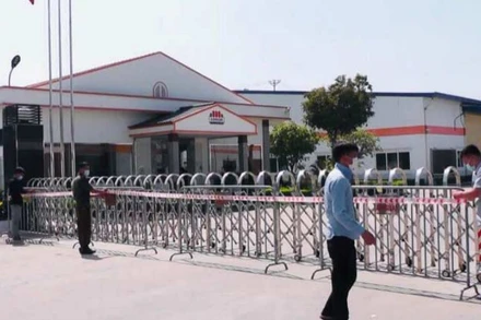 Lập rào chắn, yêu cầu Công ty SungJin Nice Việt Nam tạm dừng hoạt động.