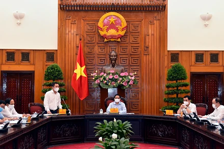 Thủ tướng làm việc với Cổng Thông tin điện tử Chính phủ. Ảnh: NHẬT BẮC