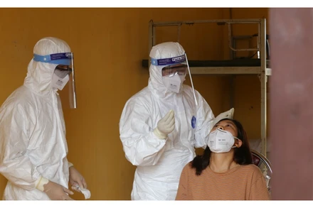 Cán bộ y tế tỉnh Phú Thọ lấy mẫu xét nghiệm SARS-CoV-2 cho người dân.