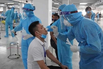Lấy mẫu xét nghiệm Covid-19 cho công nhân khu công nghiệp Bắc Giang
