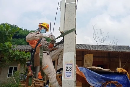 Công nhân Điện lực Bắc Hà (Lào Cai) kéo dây, lắp đặt thiết bị, cung cấp điện lưới quốc gia cho người dân xã Cốc Lầu, trước ngày bầu cử.