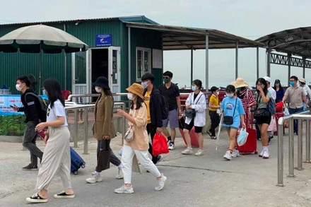 Du khách lên đảo Cô Tô.