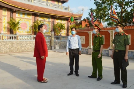 Lực lượng công an thường trực tại khu vực đền Tiên La, xã Đoan Hùng (huyện Hưng Hà) để kiểm soát dịch Covid-19.