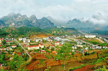 Một góc thị trấn Phiêng Lanh, huyện Quỳnh Nhai, sau 10 năm di chuyển tái định cư thủy điện Sơn La. (Ảnh: Đức Tuấn)