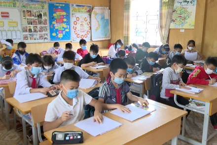 Học sinh Trường PTDT bán trú Tiểu học Trần Văn Thọ làm bài thi môn Tiếng Việt