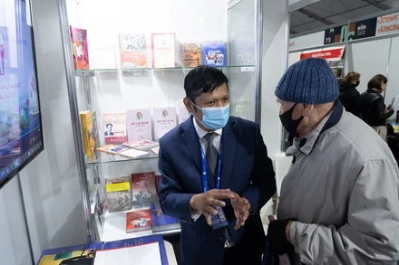 Phó Chủ tịch Hội người Việt Nam tại LB Nga Nguyễn Quốc Hùng giới thiệu sách cho độc giả Nga.
