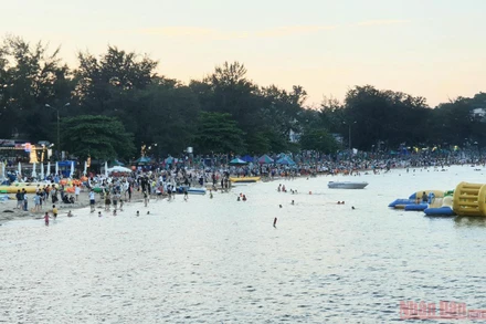 Bãi biển khu 2 Đồ Sơn chiều ngày 30-4 vắng du khách hơn mọi năm (Ảnh: T.LINH)