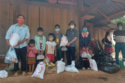 Ông Bùi Văn Luyện, Chủ tịch UBND huyện Nậm Pồ trao nhu yếu phẩm hỗ trợ người dân bản Phi Lĩnh, xã Si Pa Phìn.