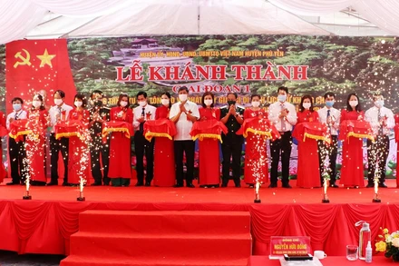 Cắt băng khánh thành công trình.