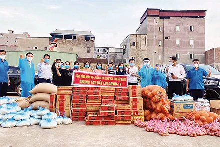 Hàng hóa được chuẩn bị để gửi tặng công nhân trong KCN.
