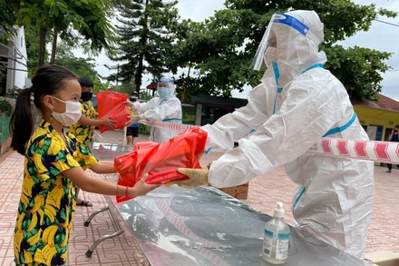 Trao quà cho các cháu trong khu cách ly Trường PTDTBT tiểu học Phìn Hồ.