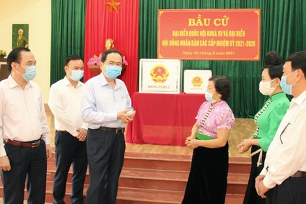 Đồng chí Trần Thanh Mẫn và Đoàn công tác kiểm tra công tác bầu cử tại hai tổ bầu cử ở thành phố Sơn La.