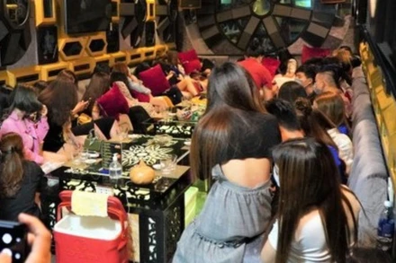 Nhân viên và khách tham gia hát karaoke trái quy định tại nhà hàng The King.