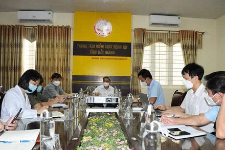 Thứ trưởng Nguyễn Trường Sơn làm việc với Tiểu ban xét nghiệm (Ban Chỉ đạo phòng, chống dịch COVID-19) tại Bắc Giang.