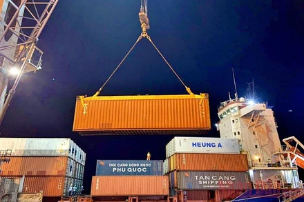 Tàu Tân Cảng Pioneer vào “ăn hàng” tại Cảng Vũng Áng. 