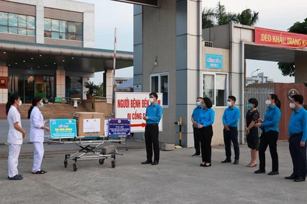 Đoàn công tác trao hỗ trợ đội ngũ y, bác sĩ tại Bệnh viện Nhiệt đới T.Ư.