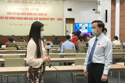 Phó Chủ tịch Quốc hội Nguyễn Khắc Định trao đổi với báo chí tại Trung tâm Báo chí về cập nhật thông tin bầu cử.