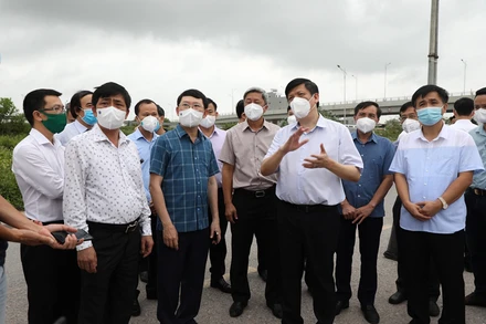Đoàn công tác của Bộ Y Tế do Bộ Trưởng Nguyễn Thanh Long dẫn đầu cùng lãnh đạo tỉnh Bắc Giang kiểm tra chống dịch tại KCN Quang Châu.