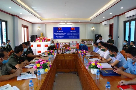 Thiếu tướng Xaynhavong Xaynamthilat (trái) cảm ơn Bộ Tư lệnh Quân khu 2 đã hỗ trợ, giúp đỡ khẩu trang, vật tư phục vụ phòng, chống dịch Covid-19.