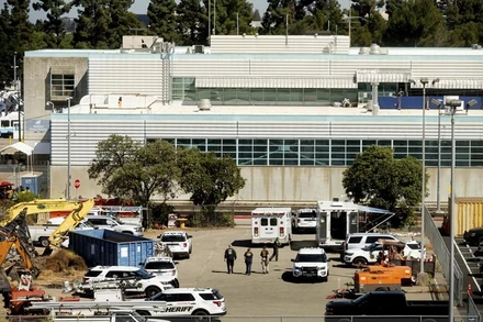 Lực lượng thực thi pháp luật làm việc tại hiện trường vụ nổ súng. (Ảnh: AP)