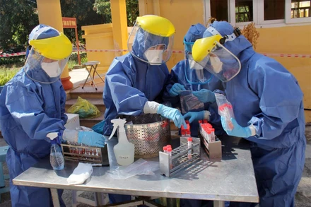 Cán bộ y tế tỉnh Hưng Yên lấy mẫu, làm xét nghiệm Covid-19.