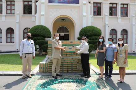 Angkormilk trao tận tay 1.000 thùng sữa cho đại diện chính quyền Phnom Penh để hỗ trợ cho người dân và trẻ em tại các “vùng đỏ” trong những ngày bị cách ly, phong tỏa. (Ảnh: VNM)