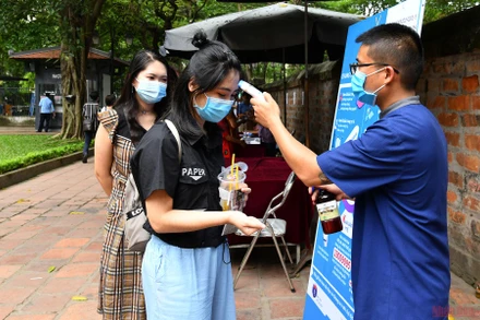 Mọi du khách vào điểm tham quan Văn Miếu – Quốc Tử Giám đều phải đo thân nhiệt và khai báo y tế.