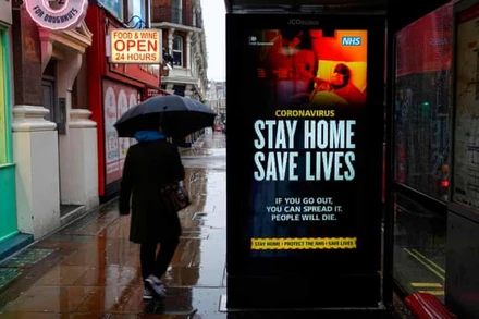 Thông điệp y tế cộng đồng tại trạm xe bus ở London. (Ảnh: Getty)