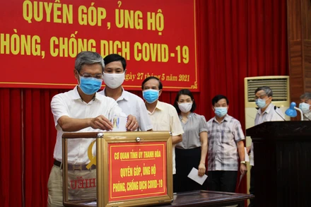 Cán bộ, công chức, viên chức, người lao động cơ quan Tỉnh ủy Thanh Hóa ủng hộ phòng, chống Covid-19.