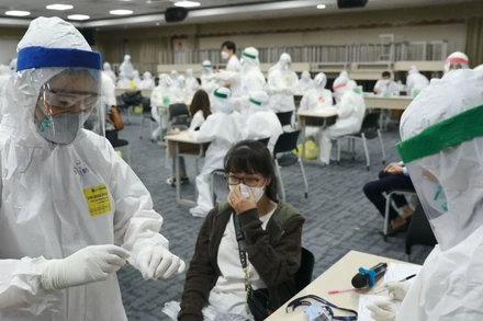 Lực lượng chức năng lấy mẫu xét nghiệm cho công nhân tại Samsung Bắc Ninh.