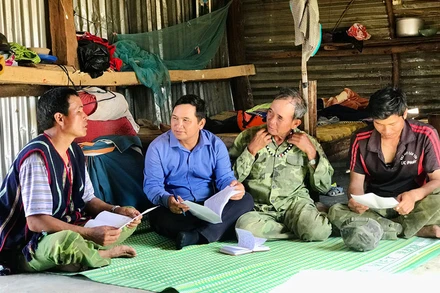 Già làng Đinh Ếch (thứ 2 từ phải sang), tới từng nhà để tuyên truyền về mục đích, ý nghĩa của cuộc bầu cử đại biểu Quốc hội khóa XV và đại biểu HĐND nhiệm kỳ 2021-2026.