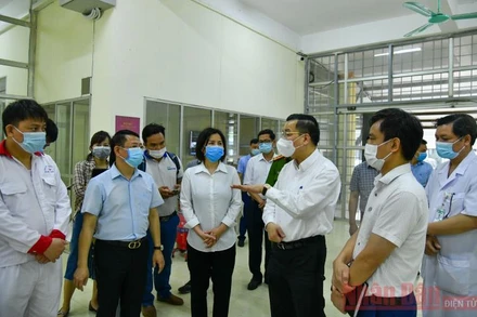 Chú thích ảnh: Chủ tịch UBND thành phố Hà Nội Chu Ngọc Anh kiểm tra công tác phòng chống dịch tại bệnh viện dã chiến Mê Linh). (Ảnh: Duy Linh)