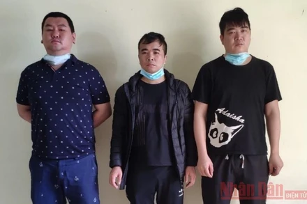 Ba đối tượng tìm cách xuất cảnh trái phép bị đồn Biên phòng cửa khẩu Trà Lĩnh (Cao Bằng) phát hiện, xử lý. 