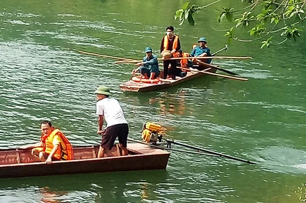 Lực lượng cứu hộ tìm kiếm người bị nạn.