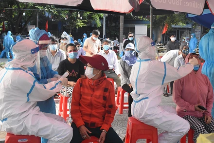 Đà Nẵng xét nghiệm diện rộng hộ gia đình sáng 18-5 tại địa điểm Nhà văn hóa phường An Hải Bắc, quận Sơn Trà.