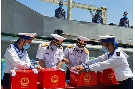 Vũng Tàu tổ chức bầu cử sớm cho các lực lượng làm nhiệm vụ trên biển. Ảnh: Nguyễn Nam.