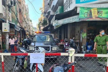 Phong tỏa con hẻm tại quận 3 - nơi có ca nghi mắc Covid-19.