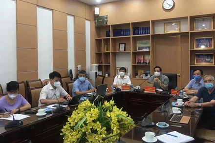 Các chuyên gia hội chẩn điều trị bệnh nhân nặng cho bốn bệnh viện.